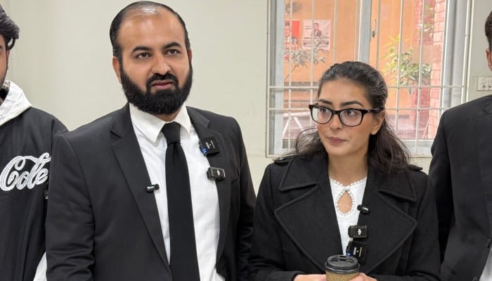 انسانی حقوق کی وکیل ایمان مزاری (دائیں) اپنے شوہر اور ساتھی وکیل ہادی علی چٹھہ (بائیں) کے ساتھ، 5 دسمبر 2025 کو اسلام آباد میں عدالتی سماعت کے دوران۔ — اے ایف پی