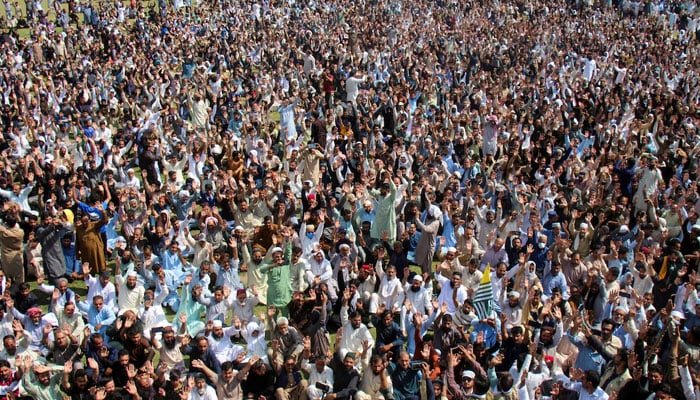 جوائنٹ عوامی ایکشن کمیٹی (JAAC) کے حامی 2 اکتوبر 2025 کو مظفر آباد میں شٹر ڈاؤن ہڑتال کے بعد نعرے لگا رہے ہیں۔ — رائٹرز