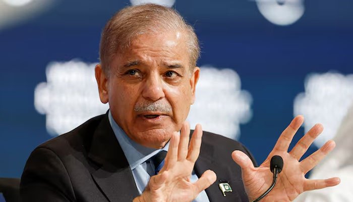 وزیر اعظم شہباز شریف 28 اپریل 2024 کو ریاض، سعودی عرب میں ورلڈ اکنامک فورم (WEF) سے خطاب کر رہے ہیں۔ — رائٹرز