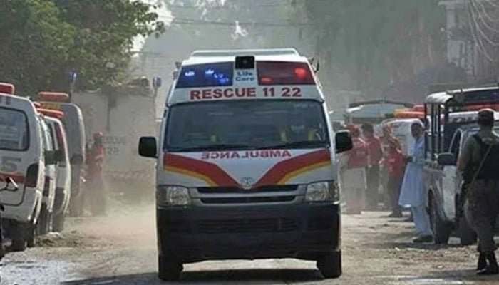 ایمبولینس کی نمائندہ تصویر جو جائے حادثہ پر پہنچتی ہے۔ — اے ایف پی/فائل