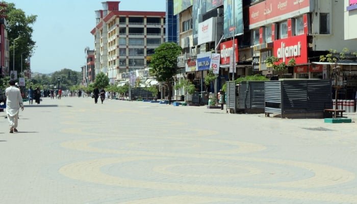 راولپنڈی، 17 مئی 2026 کو گرمی کے دن کی وجہ سے سنسان صدر بازار کا منظر۔ — آن لائن