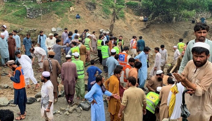 (2/3) پاکستان کی تحصیل سلارزئی کے گاؤں جبریری میں موسلا دھار بارشوں اور سیلاب کے بعد بادل پھٹنے کے بعد ریسکیو کارکن اور رہائشی جمع ہیں۔ 15 اگست 2025۔ — رائٹرز