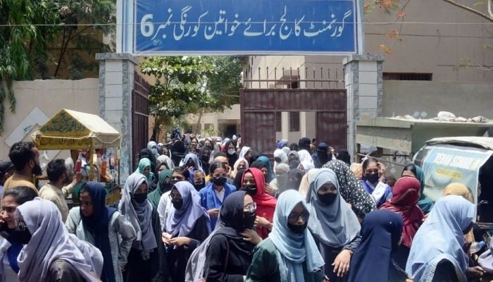 کراچی، 7 مئی 2025 کو انٹرمیڈیٹ کے امتحانات میں شرکت کے بعد خواتین گرلز کالج کورنگی سے باہر آنے والی طالبات۔ - اے پی پی