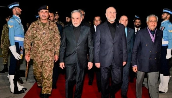 نائب وزیر اعظم اسحاق ڈار (دائیں) اور فیلڈ مارشل سید عاصم منیر (بائیں) ایرانی پارلیمنٹ کے اسپیکر محمد باقر غالب (درمیان دائیں) اور وزیر خارجہ عباس عراقچی (درمیان بائیں)، اسلام آباد، 11 اپریل 2026 کو استقبال کر رہے ہیں۔ — رائٹرز