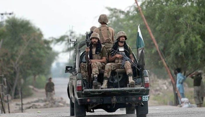 پاک فوج کے جوان فوجی گاڑی پر سفر کر رہے ہیں۔ — اے ایف پی/ فائل