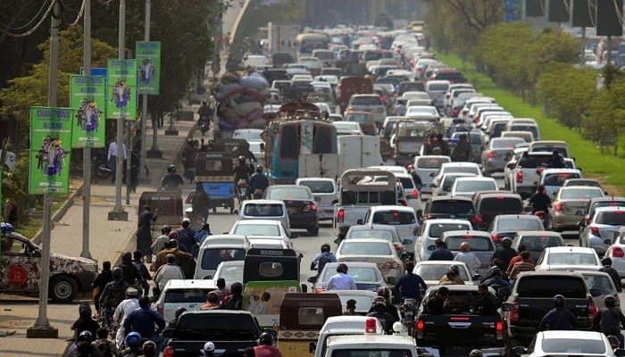 17 فروری 2025 کو کراچی میں شارع فیصل پر گاڑیوں کی بڑی تعداد ٹریفک جام میں پھنسی۔ - PPI