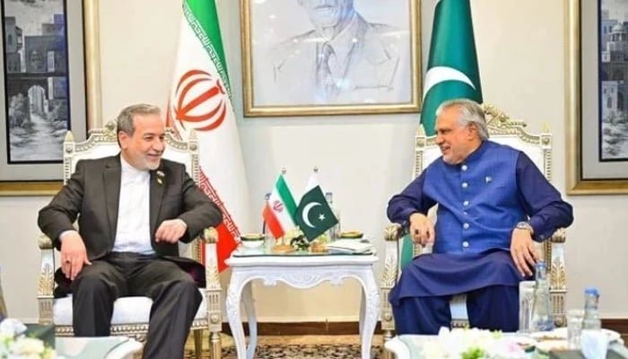 نائب وزیر اعظم اور وزیر خارجہ اسحاق ڈار (دائیں) 2 اگست 2025 کو وزارت خارجہ میں ایرانی وزیر خارجہ سید عباس عراقچی سے ملاقات کر رہے ہیں۔ - اے پی پی