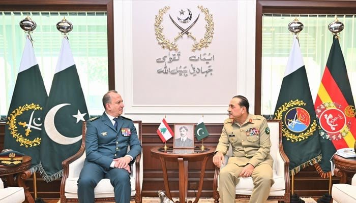 لبنانی مسلح افواج کے کمانڈر انچیف جنرل روڈولف ہیکل نے 9 جون 2026 کو جنرل ہیڈ کوارٹرز (GHQ) راولپنڈی میں چیف آف آرمی سٹاف اور چیف آف ڈیفنس فورسز (CDF) فیلڈ مارشل عاصم منیر سے ملاقات کی۔ - ISPR