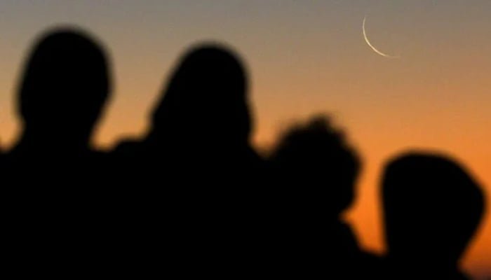 لوگ اس غیر منقولہ تصویر میں چاند دیکھتے ہیں۔ - رائٹرز