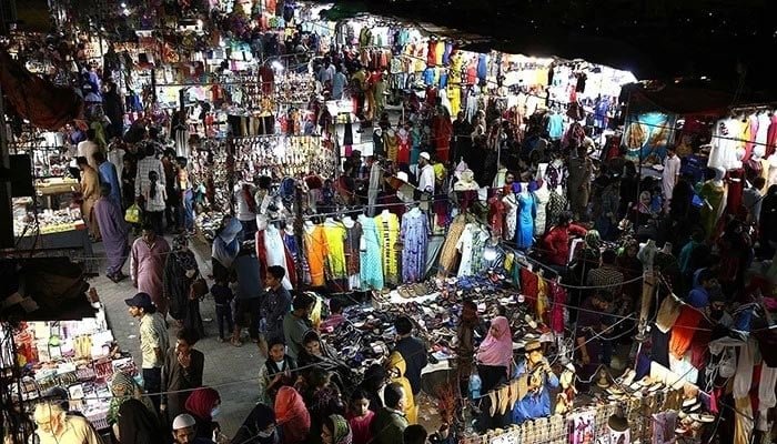 اس نامعلوم تصویر میں عید کی خریداری کے دوران کراچی کی حیدری مارکیٹ میں رش کا ایک منظر۔ - آئی این پی