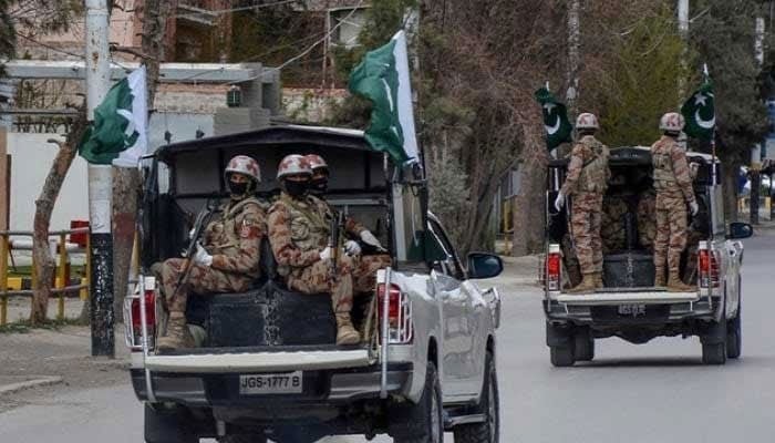 کوئٹہ، بلوچستان کی ایک سڑک پر سیکیورٹی اہلکار گاڑیوں کے ساتھ گشت کر رہے ہیں۔ — اے ایف پی/فائل