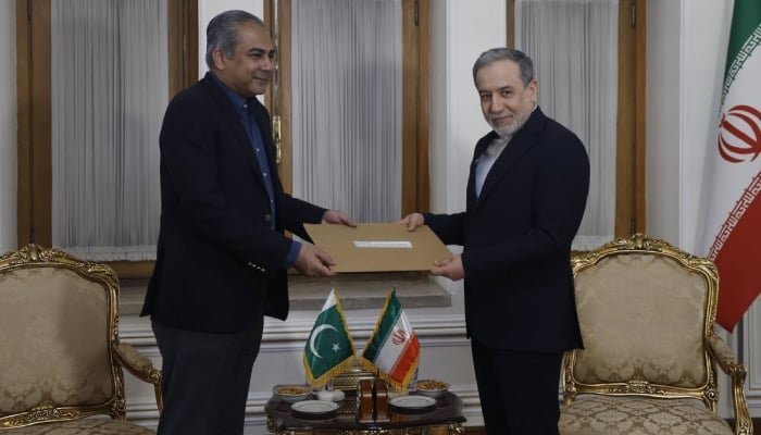 وزیر داخلہ محسن نقوی (بائیں) تہران میں ایرانی وزیر خارجہ عباس عراقچی کے ساتھ ملاقات کے دوران ایران کے سپریم لیڈر مجتبی خامنہ ای کو پیغام دے رہے ہیں، 7 جون، 2026۔ - فارس نیوز ایجنسی