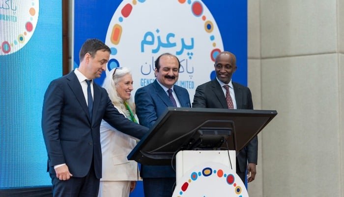 پاکستانی اور یونیسیف حکام کی پور اعظم کی لانچنگ تقریب کی تصویر۔ - یونیسیف