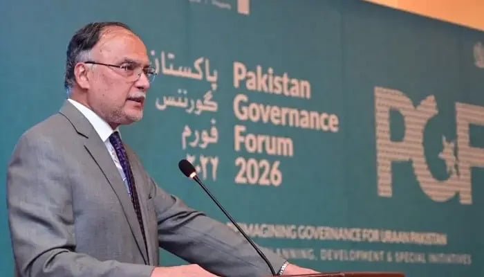 وفاقی وزیر برائے منصوبہ بندی، ترقی اور خصوصی اقدامات، احسن اقبال، 26 فروری 2026 کو اسلام آباد میں پاکستان گورننس فورم 2026 میں اپنا اختتامی خطاب کر رہے ہیں۔ —PID