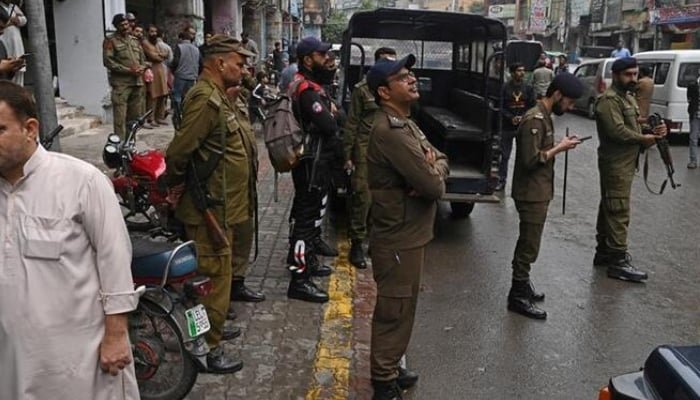 لاہور میں پولیس اہلکار ایک بازار میں گشت کر رہے ہیں۔ - اے پی پی/فائل