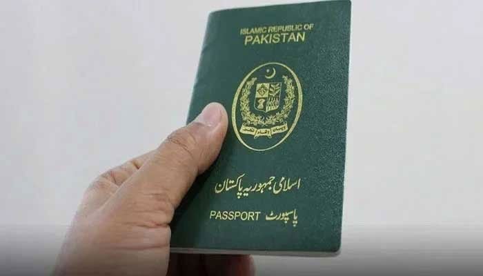 یہ بغیر شناخت شدہ تصویر میں پاکستانی پاسپورٹ دکھایا گیا ہے۔ - اے پی پی/فائل