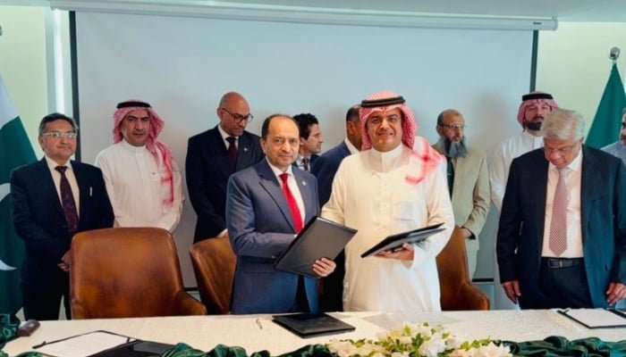 پاکستان اور سعودی عرب کے حکام نے 6 جون 2026 کو اسلام آباد میں پرائم کراچی پورٹ ٹرسٹ (KPT) پر میری ٹائم بزنس ڈسٹرکٹ کی ترقی کے لیے مفاہمت کی یادداشت پر دستخط کیے۔ — @
