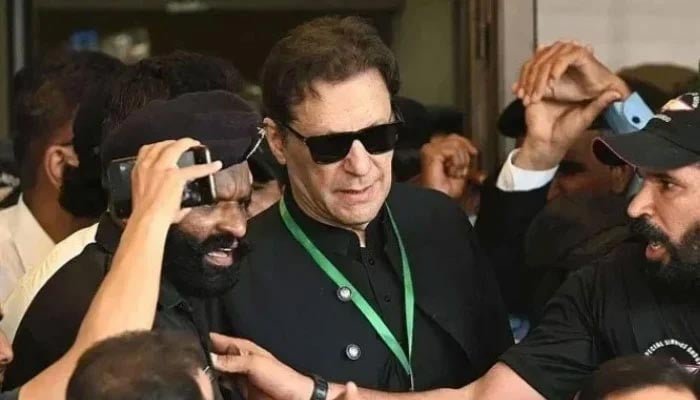 پی ٹی آئی کے بانی عمران خان 24 جولائی 2023 کو اسلام آباد میں سپریم کورٹ میں پیشی کے بعد روانہ ہو رہے ہیں۔ - اے ایف پی
