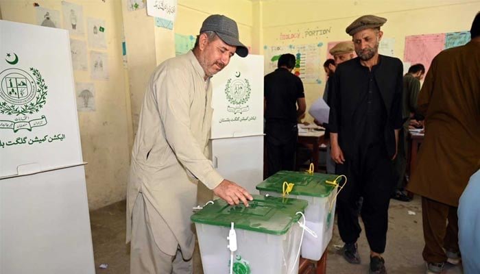 7 جون 2026 کو گلگت بلتستان کے عام انتخابات کے دوران ایک ووٹر پولنگ اسٹیشن پر اپنا ووٹ ڈال رہا ہے۔ - اے پی پی