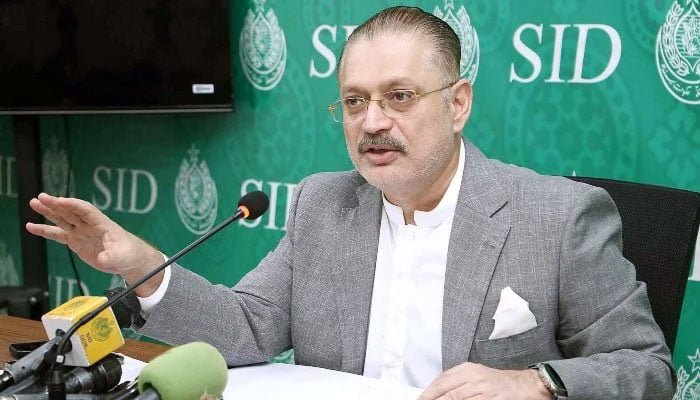 سینئر صوبائی وزیر سندھ شرجیل انعام میمن جمعرات 3 جولائی 2025 کو کراچی میں پریس کانفرنس کے دوران میڈیا کے نمائندوں سے خطاب کر رہے ہیں۔ - PPI